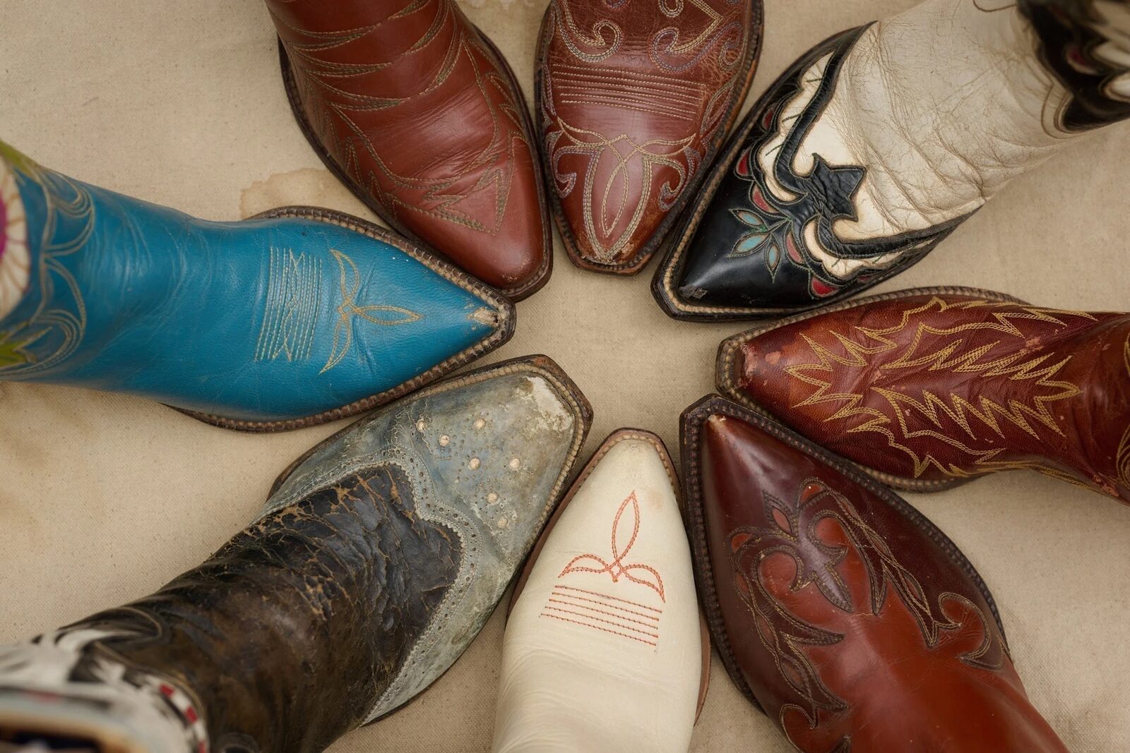 Cowboy boot toe shapes arranged in a circle
